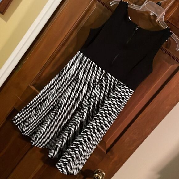 Motherhood sz M maternity dress black & white sleeveless block design polka dot - Picture 2 of 15
